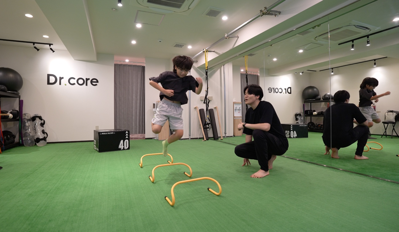 Dr.core U18でハードルジャンプを行う子どもとトレーナー