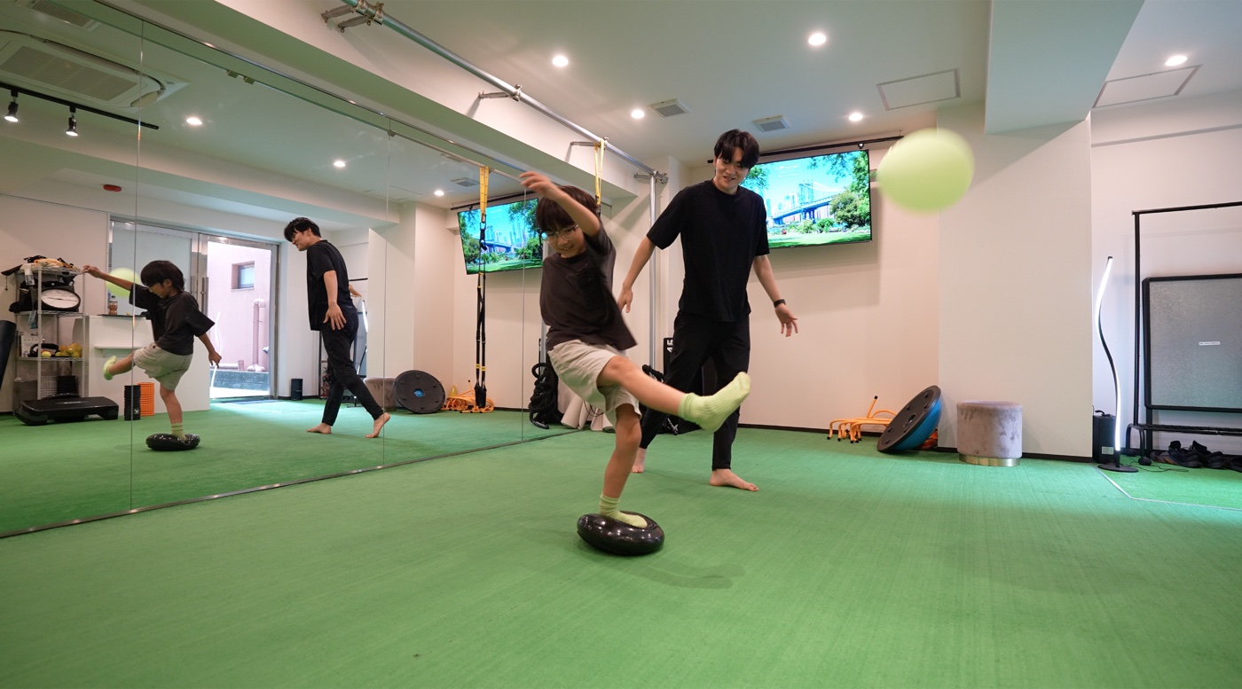 Dr.core U18でバランスボールを使ったトレーニングを行う子ども