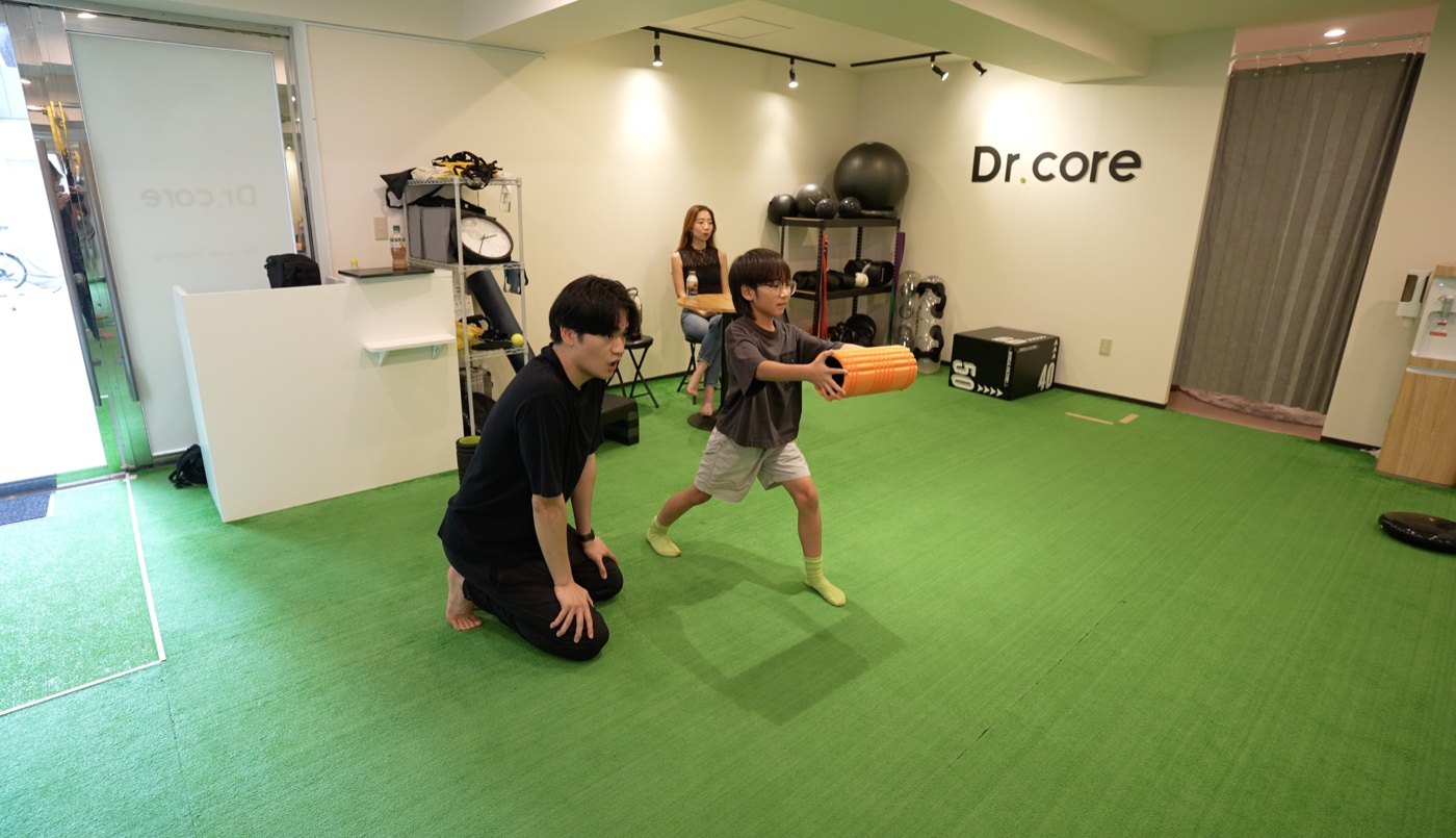 Dr.core U18でフォーム指導を受けながらトレーニングを行う子ども
