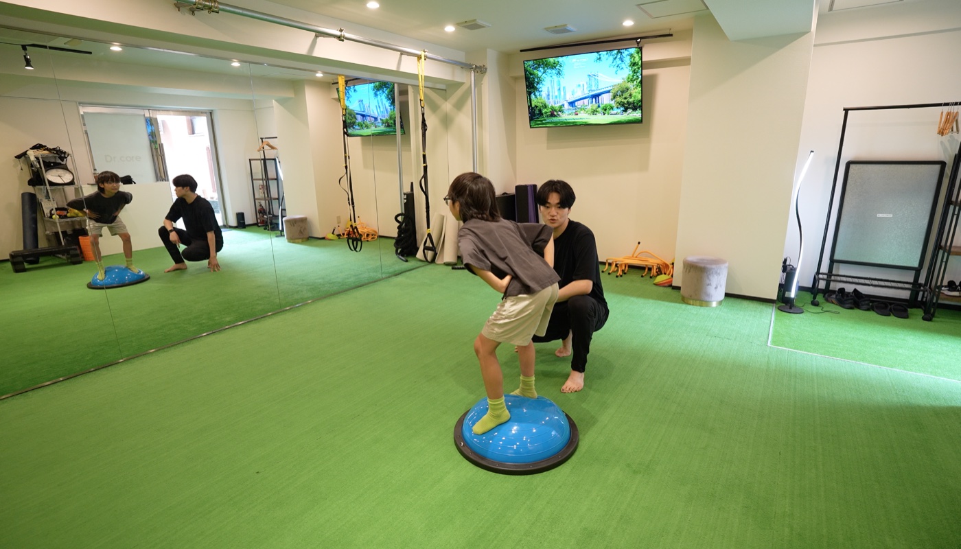 Dr.core U18で体幹と姿勢のトレーニングを行う子ども